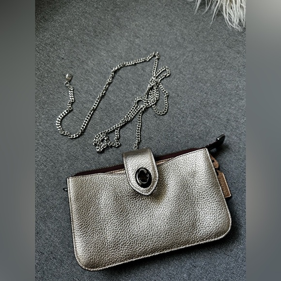 Coach Metallic Turnlock Crossbody Platinum Bronze
Chain Clutch/wallet NEW $175 - Picture 10 of 12
